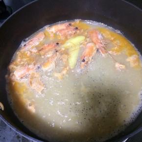 煮好的虾汤滤渣，只留虾汤。
