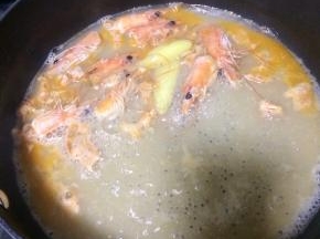 煮好的虾汤滤渣，只留虾汤。