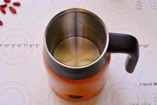 在水壶里加入适量的清水，此养生壶采用无缝内胆，一体成型更易清洁