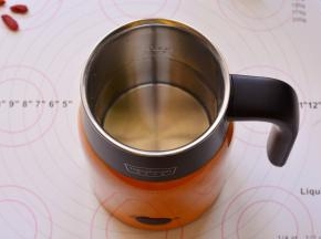 在水壶里加入适量的清水，此养生壶采用无缝内胆，一体成型更易清洁