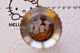 把拓璞mini养生壶茶漏拿下来，桂子暖香茶的材料放在茶漏里