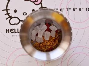 把拓璞mini养生壶茶漏拿下来，桂子暖香茶的材料放在茶漏里