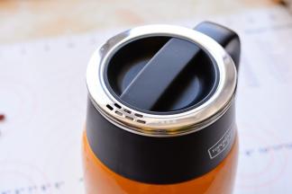 把茶漏安装在壶盖上面，轻轻按一下，以固定