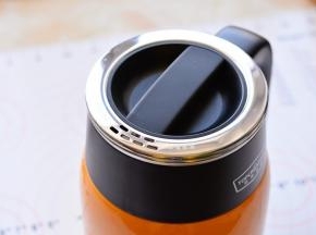 把茶漏安装在壶盖上面，轻轻按一下，以固定