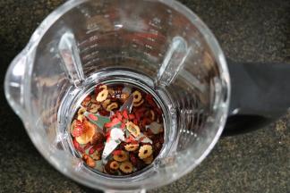 将红枣、干桂圆肉、枸杞子、冰糖全部倒进破壁机搅拌杯里;