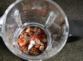 将红枣、干桂圆肉、枸杞子、冰糖全部倒进破壁机搅拌杯里;