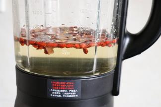 加水到搅拌杯的750ml刻度线处;