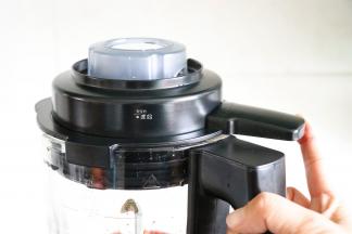 盖上杯盖（事先已将投料盖压紧在杯盖上）;