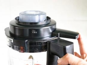 盖上杯盖（事先已将投料盖压紧在杯盖上）;