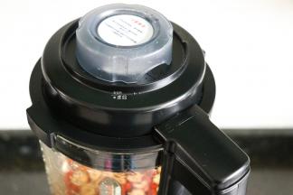 再将杯盖顺时针旋转与杯体扣好；