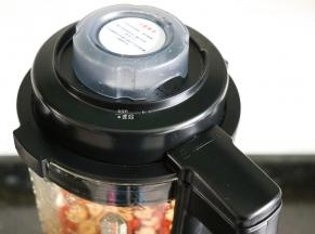 再将杯盖顺时针旋转与杯体扣好；