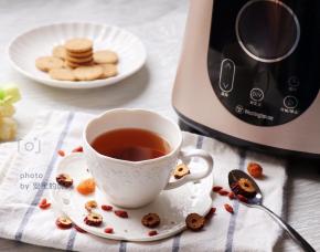 成品，红枣味比直接泡的浓郁，汤色也深一些，配一些小饼干，就是一顿美味又营养的下午茶啦。