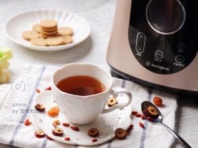 成品，红枣味比直接泡的浓郁，汤色也深一些，配一些小饼干，就是一顿美味又营养的下午茶啦。