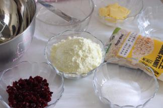 准备食材，花生需要提前烤熟，*****推荐，最好买生的整粒花生，自己烤熟剥皮，更加香。