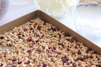 熟花生碎和蔓越莓干碎，放入烤箱中，60度保温。