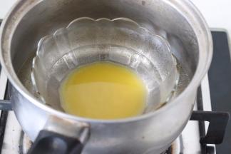 黄油隔热水融化成液态后，保温待用。