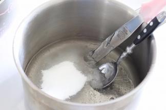 麦芽糖、水、白砂糖、盐，放入奶锅中。