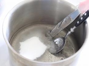 麦芽糖、水、白砂糖、盐，放入奶锅中。
