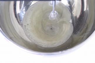 蛋白用打蛋器打发到干性状态，就是拿起打蛋头有倒立小尖角即可