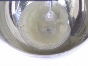 蛋白用打蛋器打发到干性状态，就是拿起打蛋头有倒立小尖角即可