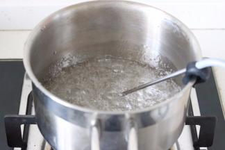 插入探测食物温度的温度计，中火加热。