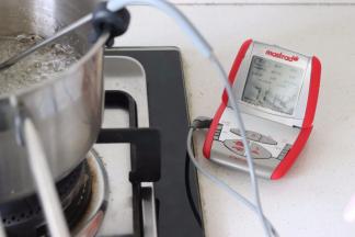 糖水温度达到140度以上，约142度，离火。