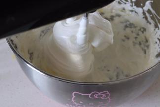 立即倒入打发好的蛋白中（气温低的话，蛋白盆需要底下再隔个热水盆）。同时打蛋器，继续搅打，糖水需要倒在蛋白上，不要碰到盆壁和打蛋头。打完糖水，搅打均匀，倒入保温的黄油液，搅打均匀。