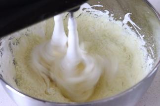 倒入奶粉，打蛋器搅打让奶粉融入到糖中，这里需要注意，打蛋器功率至少200W才可以，否则打蛋器容易烧坏，如果不用打蛋器的话，这步，就直接用硬质的刮刀，翻拌。