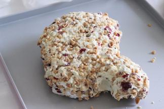 取出放入学厨牛轧糖整形盘中，戴好防粘手套，折叠摁压几次，让材料充分的融合在一起。