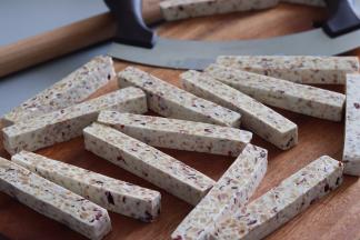 晾到不是特别软了，也不硬的程度，就可以切开了。