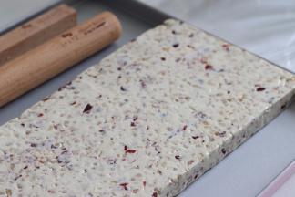 借助擀面杖把牛轧糖压平整。