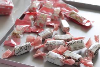 晾凉后，用糖纸包装纸包起来就可以啦。