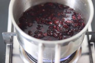 首先制作蔓越莓馅，蔓越莓干热水冲洗后放入小锅，放入一些纯净水，没过果干就可以。