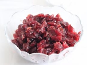 煮沸后，蔓越莓干就变软了，捞出来降温。