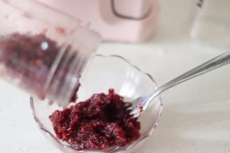 放入搅拌机中，把蔓越莓打碎成泥状。