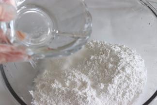 糯米粉、粘米粉、白砂糖放入盆中，搅匀，边到水边用手混合面粉，最好带一个不粘手套来操作。粉都吸好水了，变潮湿。