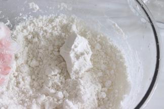 状态是，散的颗粒状，用手握的话，可以成团就可以了，不需要太湿润。所以水的话，是要逐次加入，不要一次加入，看状态再酌情加。