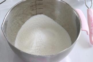 过筛的时候，可以用手取摁压着湿粉过筛，目的是让粉蓬松即可，所以也是很快就完成的。