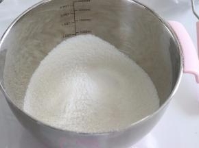 过筛的时候，可以用手取摁压着湿粉过筛，目的是让粉蓬松即可，所以也是很快就完成的。
