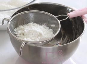 找一个网孔略粗一点的网筛，需要把刚才制作的湿面粉，过筛一次。