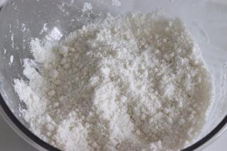 用俩个手来回再搓一下，让大的团，散开，面粉湿度都均匀了。