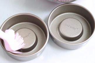 模具用到了学厨不粘夹心蛋糕模，内部涂一层薄薄的食用油，容易脱模。