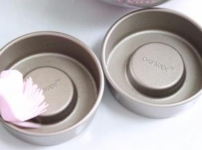模具用到了学厨不粘夹心蛋糕模，内部涂一层薄薄的食用油，容易脱模。