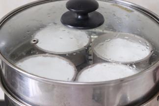 锅中放入适量的水，水开后，放入蒸笼中，盖盖子，蒸约25分钟左右，依据所用的模具来调整时间。