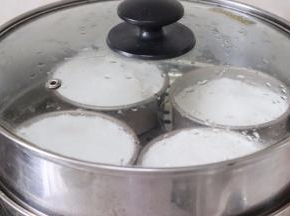 锅中放入适量的水，水开后，放入蒸笼中，盖盖子，蒸约25分钟左右，依据所用的模具来调整时间。