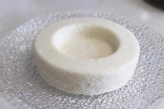 结束后，就揭开锅盖，稍微晾一下，就可以倒扣脱模了。