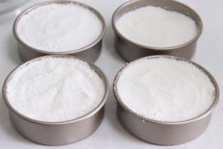 用勺子挖出过筛的粉，放到模具中，顶部轻轻的抹平就可以了，不要去压实它。