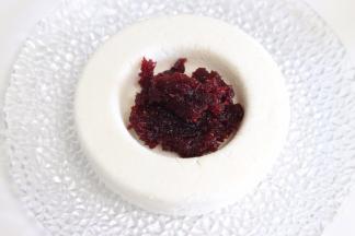 之前准备好的蔓越莓馅，放入中间。