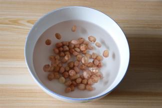 花生放在水中浸泡一小时；