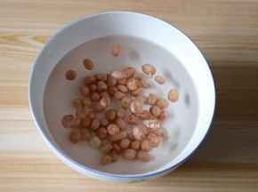 花生放在水中浸泡一小时；